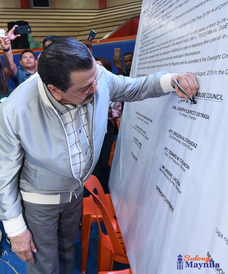 Mayor_Estrada's tweet photo. Pinangunahan ni Manila Mayor Erap ang paglulungsad ng United Stand Against Drugs (USAD) sa Maynila.

Ito ay isang anti-illegal drug campaign strategy na pangungunahan ng City Anti-Drug Abuse Council (CADAC) at ng Barangay Anti-Drug Abuse Council (BADAC), katulong din sa https://t.co/PtTDjxS1d9