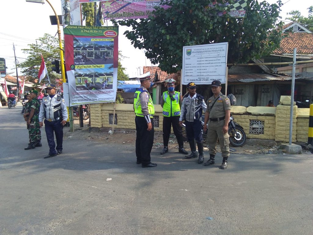 SatpolPPBatang's tweet photo. Pengamanan HUT RI Ke 73 (pawai mobil hias) https://t.co/4XVlFbbuNk