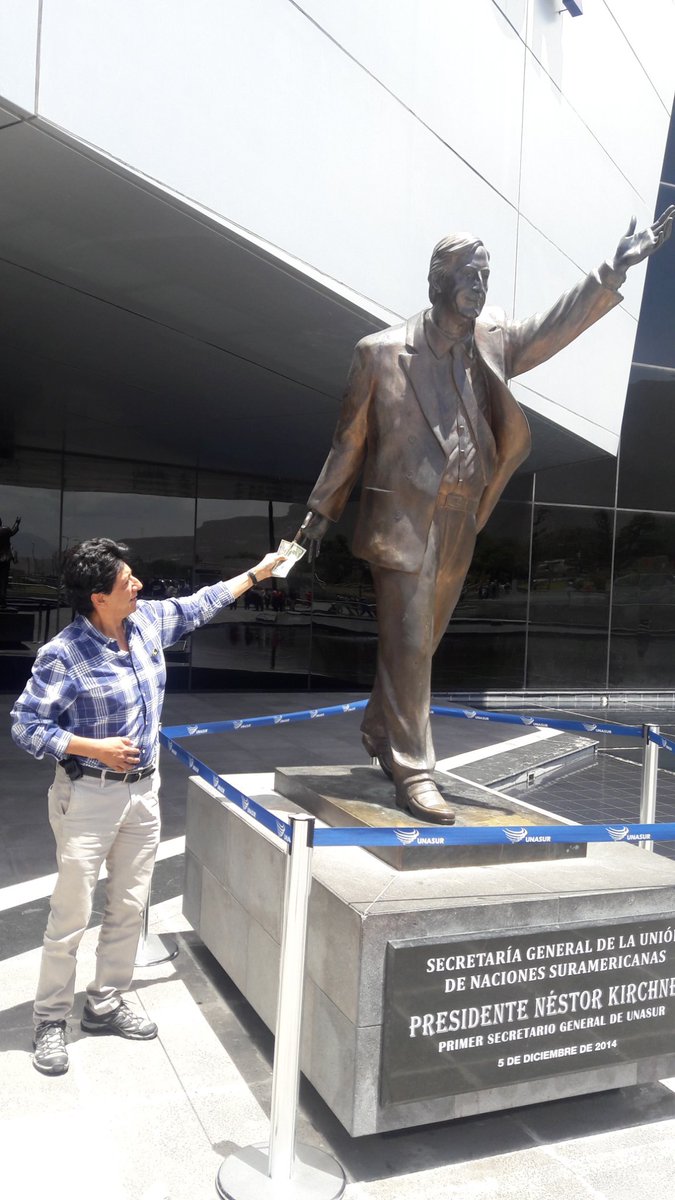 bonilcaricatura's tweet photo. Edificio de #Unasur #Kirchnerismo https://t.co/jkImZpRUJY
