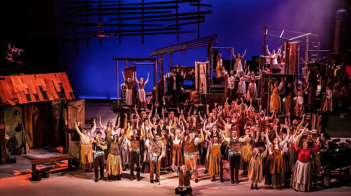 minaberraoui's tweet photo. The amount of warmth and love on stage for the final show of #CurveFiddler was astonishing- we are not only a company but a true family. I am honoured to have worked amongst such positive, talented people. I will never forget our little village of anatevka. To life, l'chaim! 💕 https://t.co/YzySFQA97A
