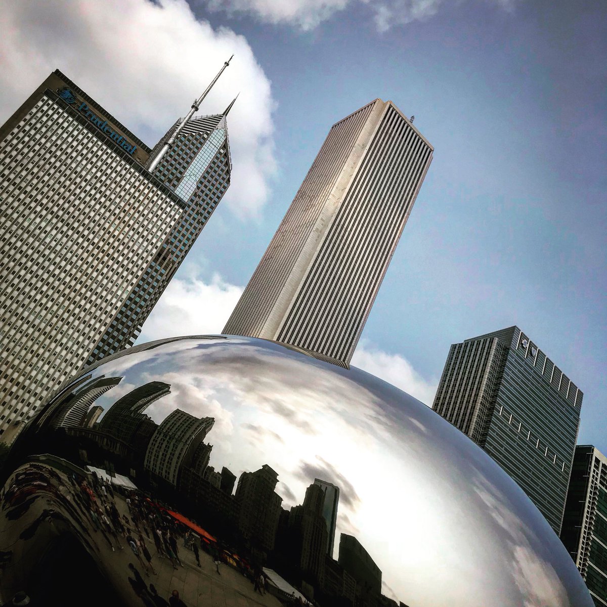 DiWebster1's tweet photo. Cool scenery @ChooseChicago @shedd_aquarium #milleniumpark #riverwalk https://t.co/NlxST39bIb