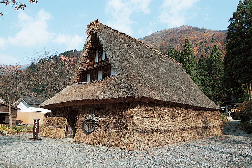 japantrip_jp's tweet photo. The Gassho-style architecture is unique among Japanese houses, it was appreciated that it retained the former village landscape, in 1995 Suganuma village in  Toyama prefecture, was registered as a World Heritage. 
https://t.co/mBaXcZPkbj
#japantrip 
#toyama #nanto #gasshostyle https://t.co/MgemF2LfZR