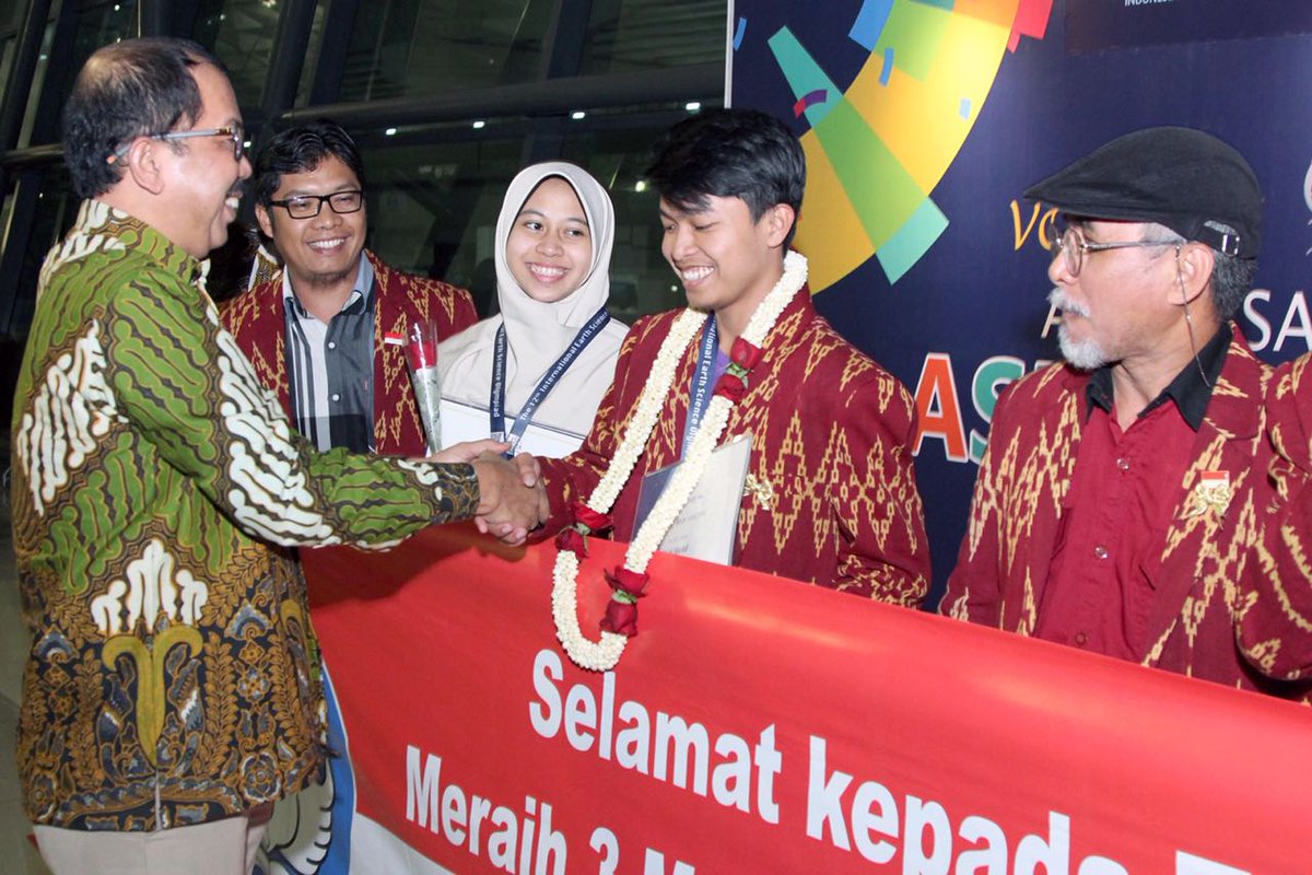 Kemdikdasmen's tweet photo. Siswa Indonesia Boyong 3 Emas pada International Earth Science Olympiad (IESO) di Thailand. https://t.co/Eg3swJMwt3 https://t.co/P2LJY7b3L6