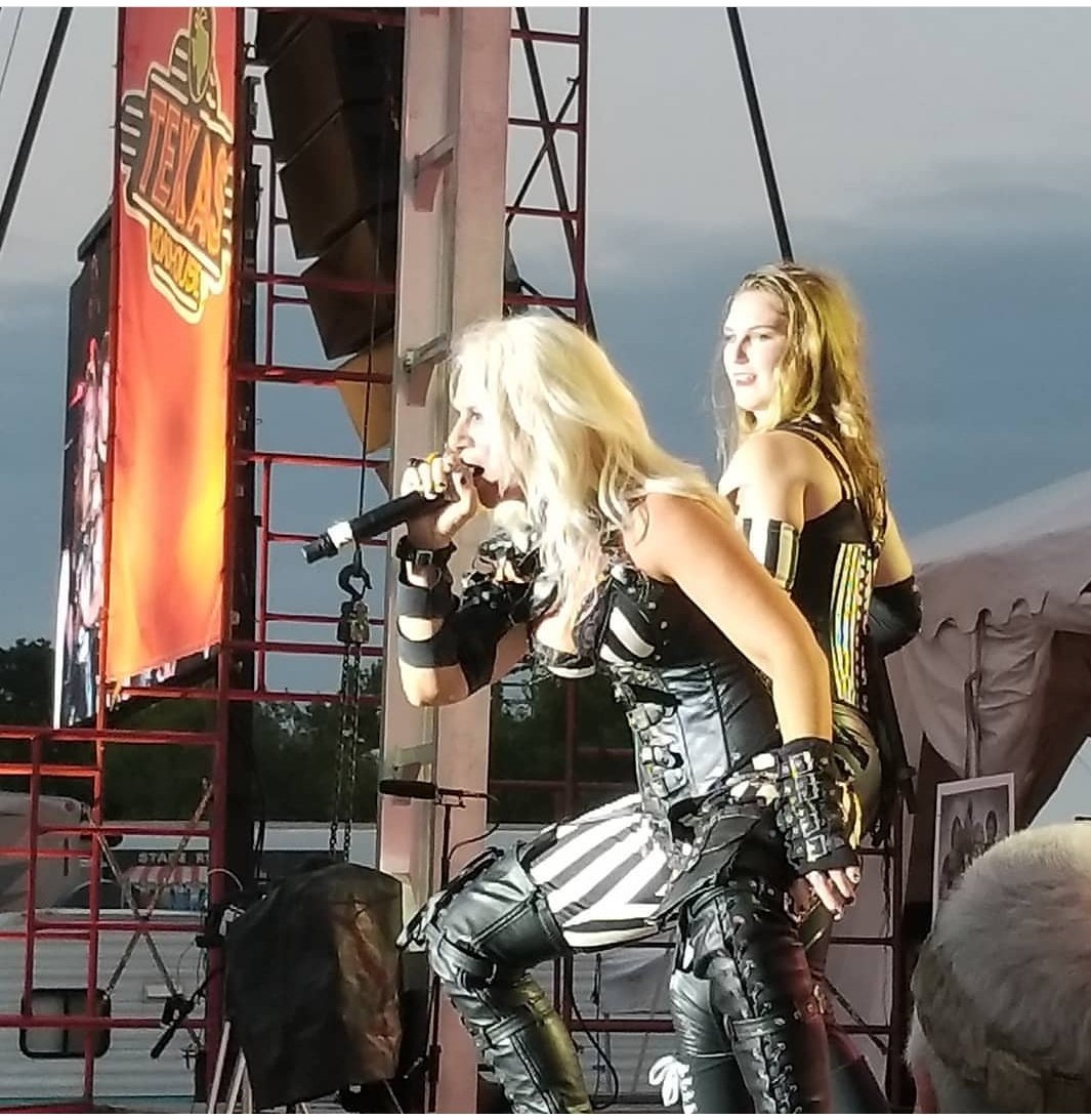 Goldylocksrocks's tweet photo. Another AWESOME shot I saw posted of The #GoldylockSBand at the @kystatefair for @texasroadhouse! QUALITY #Entertainment! #KyStateFair #KyStateFair2018 https://t.co/Z3xhuzg2kP