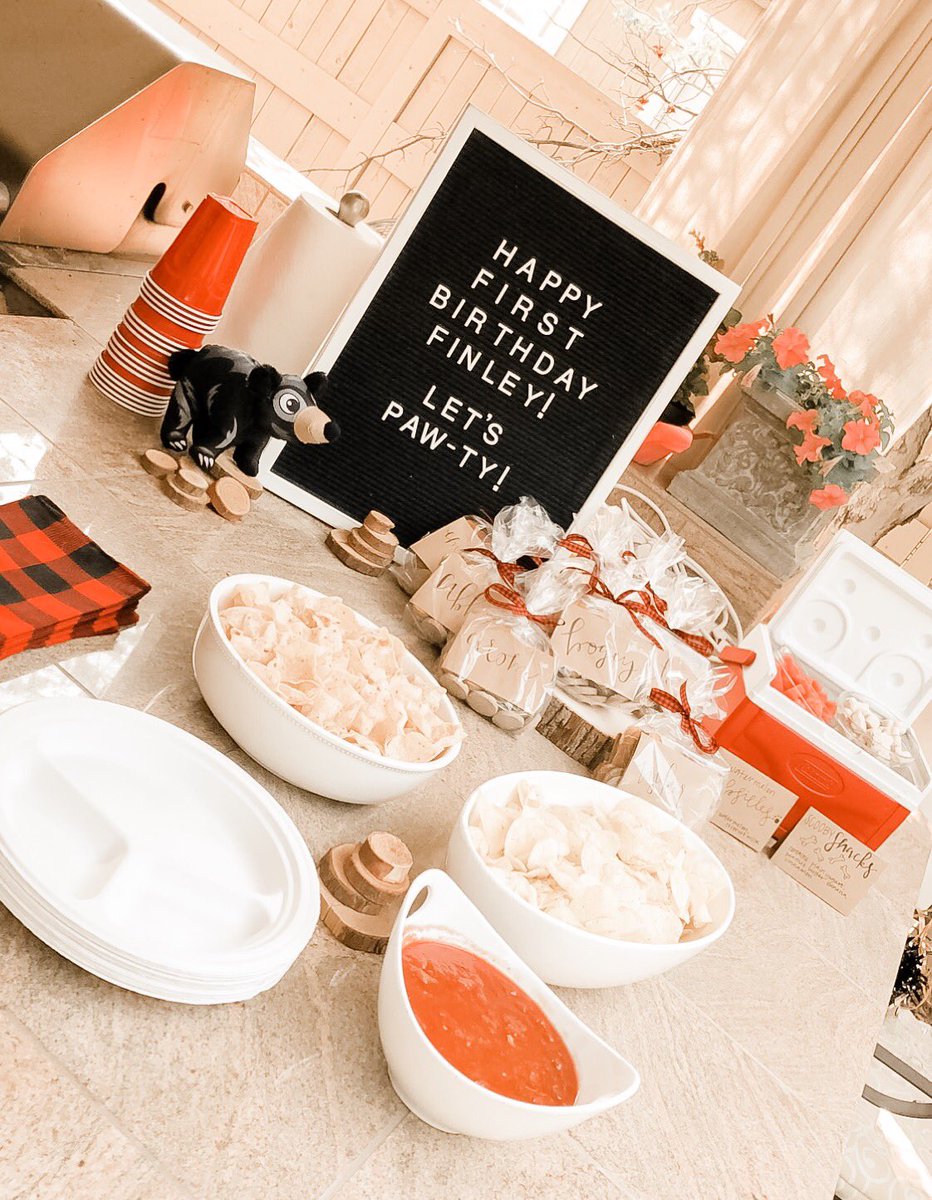 shelbyveggie's tweet image. Yooooo Finley’s first birthday was POPPIN #basicAF