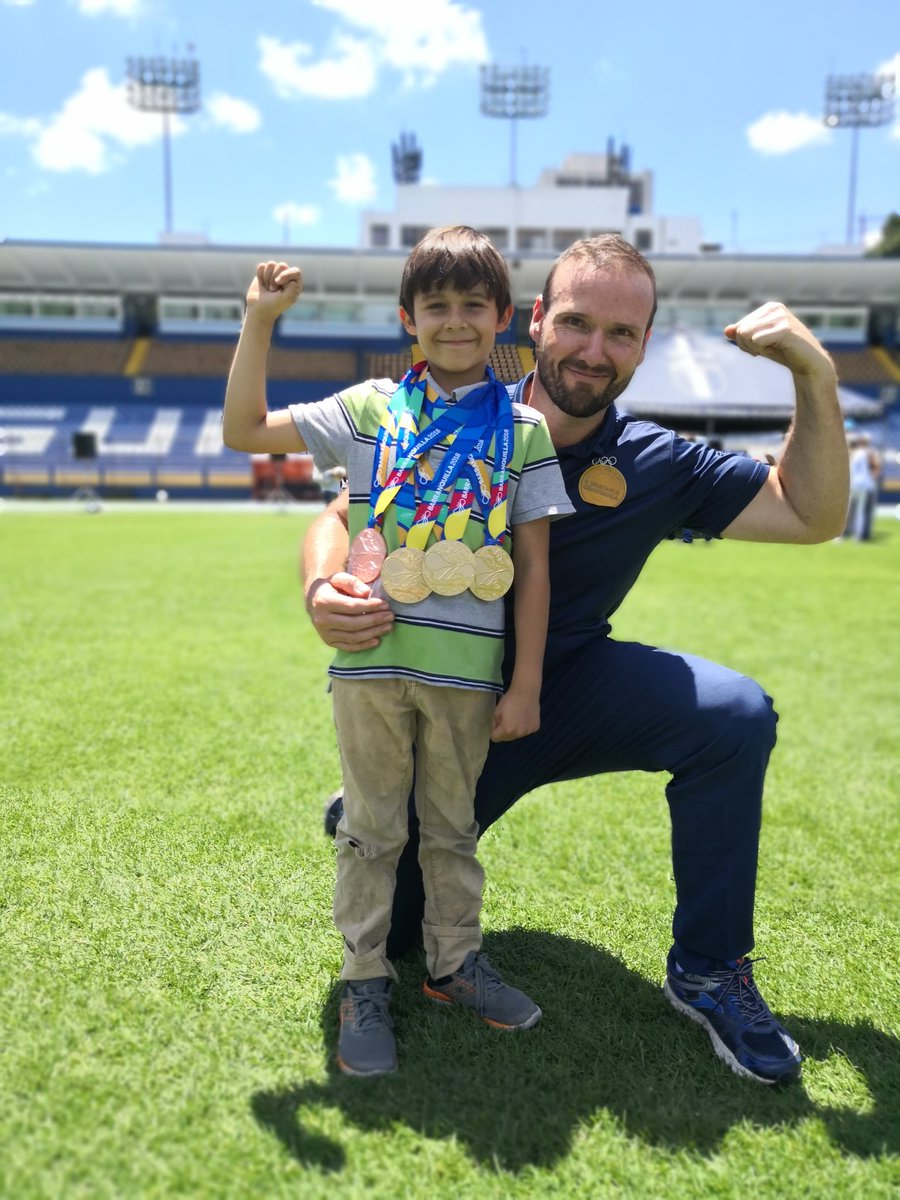 FernandoEBrol's tweet photo. Muy agradable compartir con estos lindos niños que llegaron a felicitarnos a los deportistas que participamos en @Bquilla2018 que honor abrazar a futuros campeones de esta nación 😃 https://t.co/ZlLEFASF1S