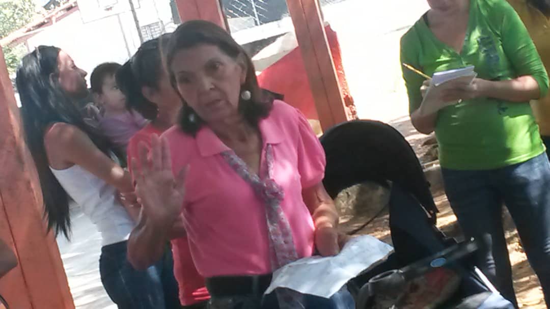 comunidadvalleI's tweet photo. Seguimos Trabajando para la comunidad el VALLE I💪😃. Reunión del CLAP, por en donde se nos Informo la Aprobación del del Beneficio, por la CLP Diana Garcia  @NicolasMaduro @luisjonaspsuv @gestionperfecta @gobiernodelara @AlcIribarren 🙏❤️ https://t.co/QhxdQ2fA5W