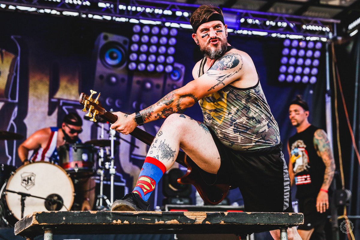 RandomHeroBand's tweet photo. Inquiring minds want to know if this should be Los’s new Stage look.. 
You tell us: 
👍🏻 for YES, 
👎🏻 for maybe. 
📸 @Bc.photo 
#RandomHero #RockfestRecords #GetFit #Fitness #RocknRoll #Superman #BringBackThe80’s #Funny https://t.co/dnqKgKJfie