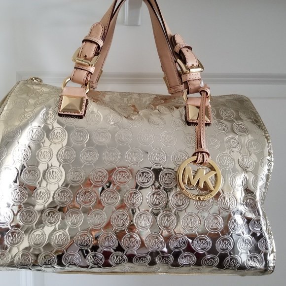 CynthiaSD28's tweet photo. So good I had to share! Check out all the items I'm loving on @Poshmarkapp from @adniltuttle #poshmark #fashion #style #shopmycloset #michaelkors #converse #theme: https://t.co/klQZOU66sd https://t.co/uWpmMjZIrk