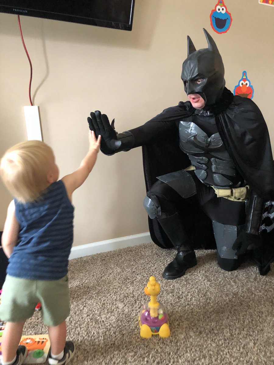 breannaschmidt3's tweet photo. Rowan met Batman today #BFFs #batman https://t.co/Hed94VS9sg