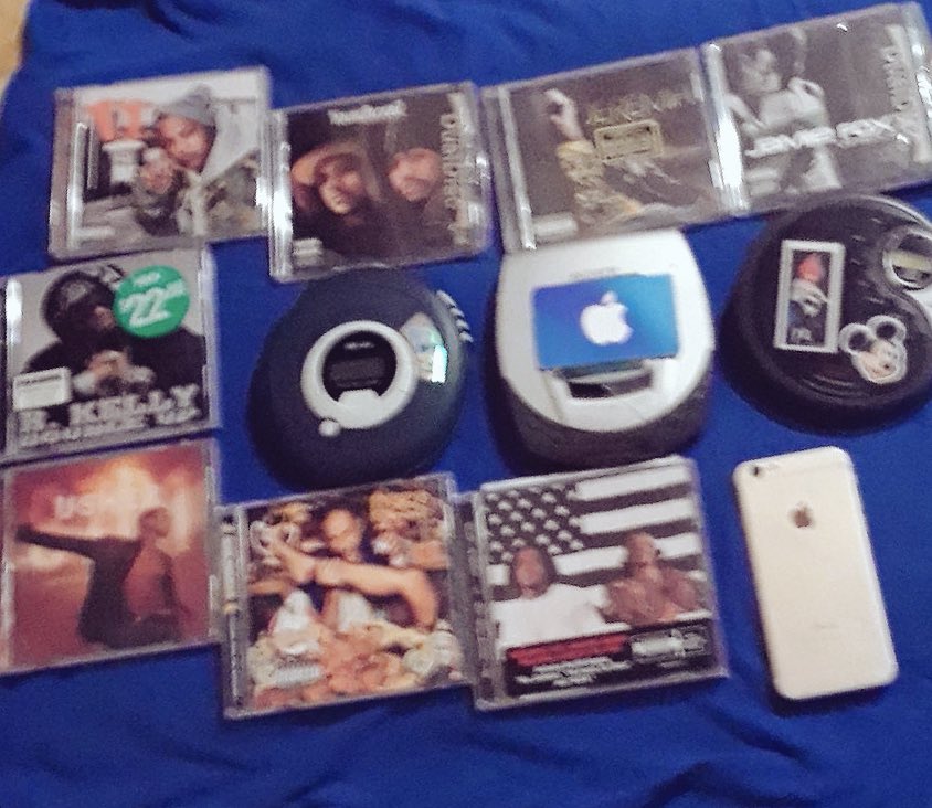 Crazychris85's tweet photo. Sitting here watching #2000sCNN & it's so crazy how CD players & downloadin mp3's were my life that's b4 Apple changed the game with iTunes #cnn #napster #limewire #cdplayer #discman #walkman #sony #iriver #ipodnano #atl #laface #dualdisc #buhbye #dtp #imaflirt #hmv #DefjamSouth https://t.co/kKQtuUg9ud
