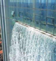 #новости_строительства
💦Китайцы построили водопад на небоскрёбе🏢

В деловом квартале города Гуйян в китайской провинции Гуйчжоу построили небоскрёб под названием Liebian Building, который украсили 108-метровым искусственным водопадом прямо на одной из… t2p.pw/MGt1tgxZ33