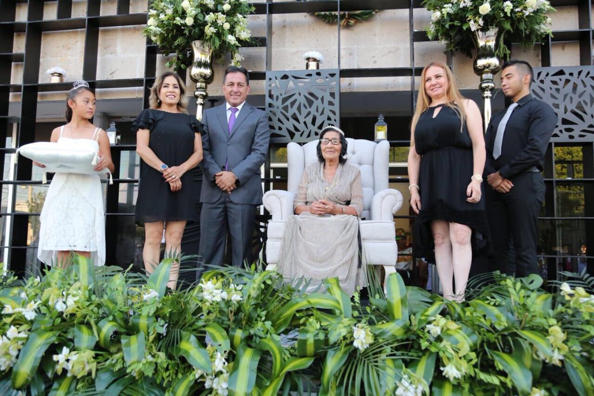 DIFCoah's tweet photo. Junto al alcalde @JCAyup y su esposa Nancy, @MarcelaGorgon coronó a Lupita I👑, Reina de los Adultos Mayores del #DIFMatamoros, a quien le deseó un feliz reinado #Matamoros #MesDelAdultoMayor 👴🏼👵🏼 https://t.co/mRV4pkf9RT