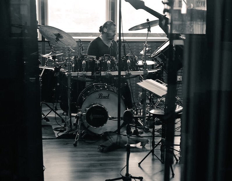 ginobanksmusic's tweet photo. #Repost by @kushupadhyayofficial Spent the last few days in the studio tracking my fifth album which has 7 live songs in it as of now 
📸: @AlyssaMendonsa 
#kushupadhyay #ginobanks #andrewkanga #sheldondsilva #avishekdey #newalbum #livemusic  #music #guitar #islandcitystudios https://t.co/mpAx1HMM2m