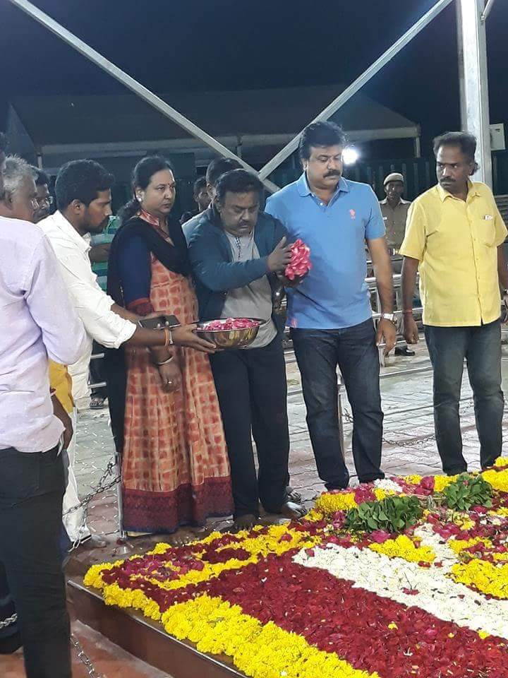 emurali39's tweet photo. தேமுதிக தலைவர் விஜயகாந்த் குடும்பத்தினருடன் வந்து தலைவர் #கலைஞர் அவர்களுக்கு அஞ்சலி செலுத்தினார்.
#DMK #கலைஞர்கருணாநிதி #RIPKalaignar https://t.co/erkeQIkAqT