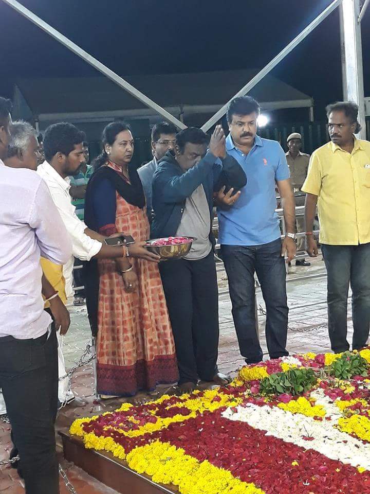 emurali39's tweet photo. தேமுதிக தலைவர் விஜயகாந்த் குடும்பத்தினருடன் வந்து தலைவர் #கலைஞர் அவர்களுக்கு அஞ்சலி செலுத்தினார்.
#DMK #கலைஞர்கருணாநிதி #RIPKalaignar https://t.co/erkeQIkAqT