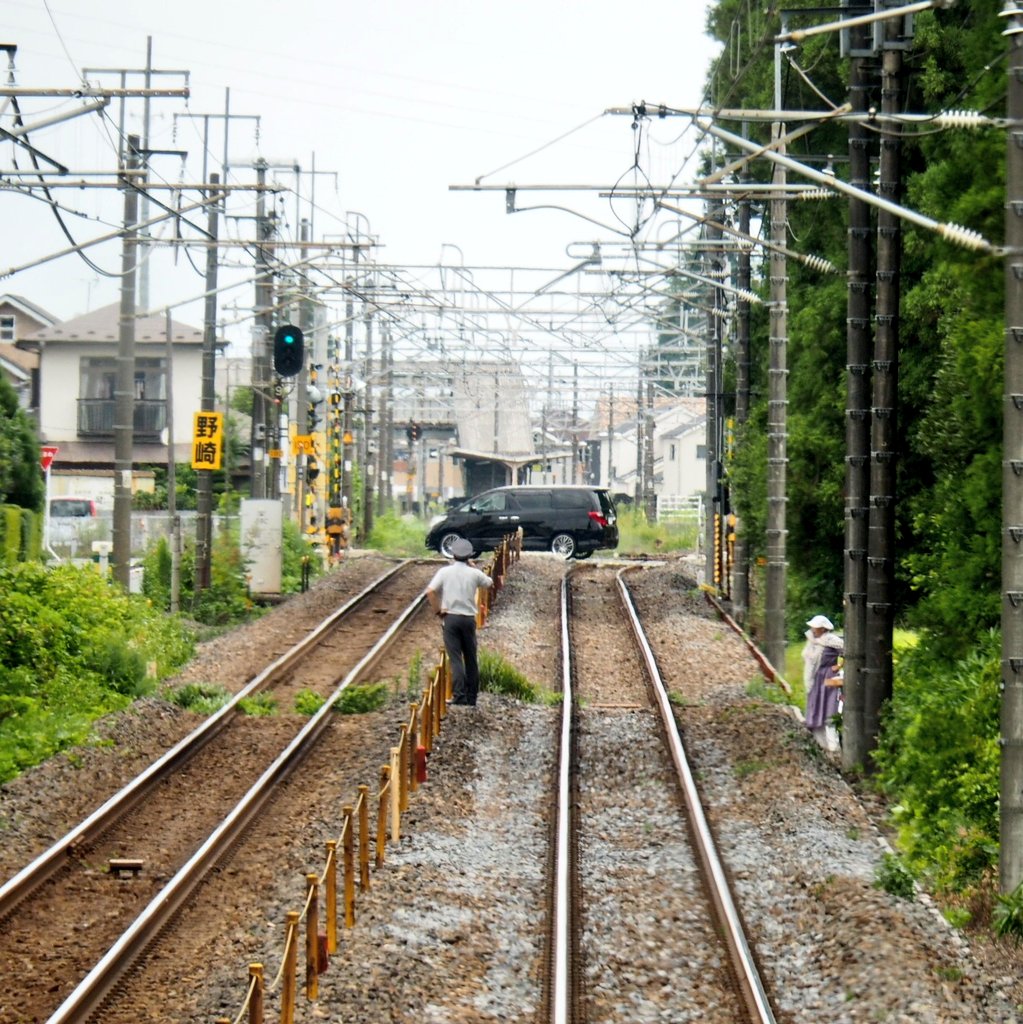 宇都宮線・矢板駅～野崎駅間で線路内立ち入りの誘導をする駅員の画像