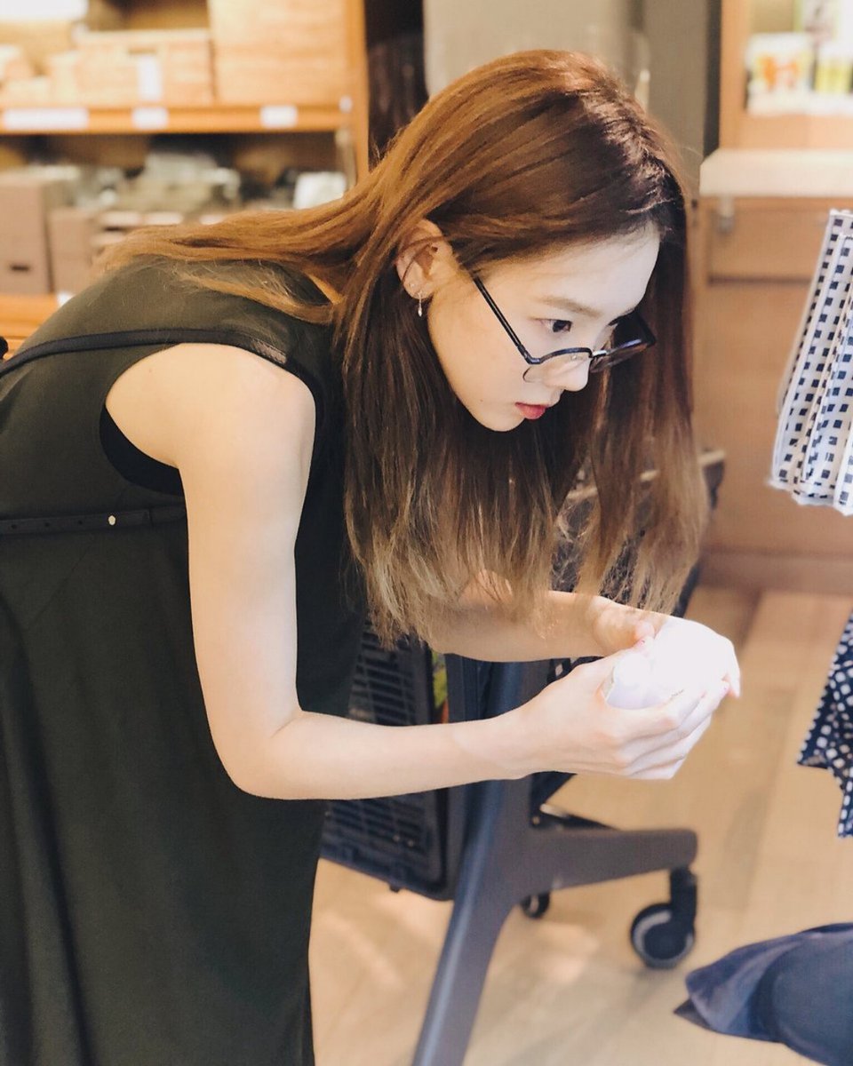 am_ampm's tweet photo. รูปนี้อิมแพคมากกกกกกกก ใส่แว่นแล้วดูตั้งใจ จริงจังขึ้นอีก 200% แม้จะเป็นการเลือกของให้หมาก็ตาม เหมือนแม่กำลังเลือกของที่ดีที่สุดให้ลูก 5555555 https://t.co/i2rgMIQnKt
