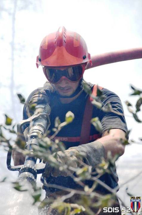 sdis52's tweet photo. Feu de sous bois hier dimanche après midi sur le secteur de #Biesles.
2000m² de surface brulé sur un sol sec.
L'action des sapeurs-pompiers a permis d'éviter la propagation à la sapinière voisine. https://t.co/hU1hzFRZvc