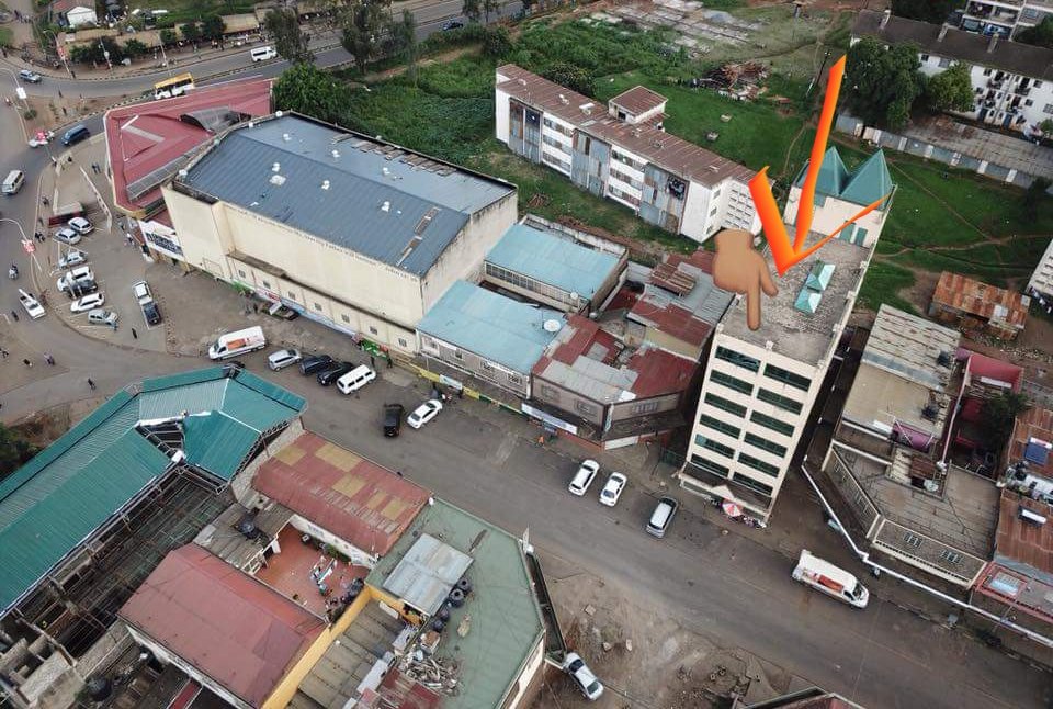 mmtairo's tweet image. This is the alternative access to Central Police Station from Kijabe Street. It has a building on it.
Someone was confident enough to put up a building on an access road to a police station. Who is it?
Look at the chamfered edges of the two neighbouring plots.
#ThisIsKenya