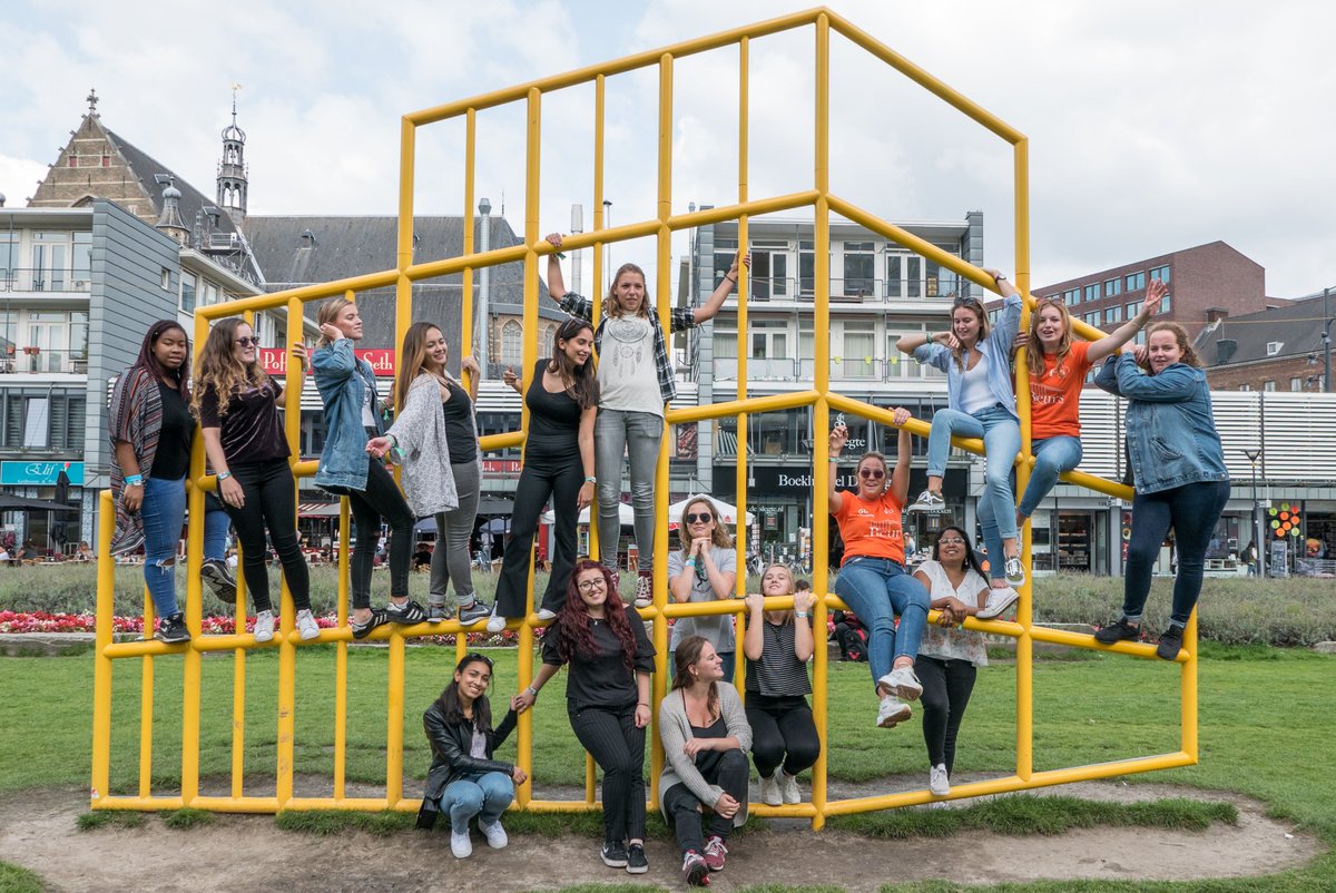 Het nieuwe studiejaar begint. Liefst 4000 studenten doen mee met de Eurekaweek en hebben vandaag hun eerste dag om de stad te leren kennen!
Bijna 200 ambtenaren van de gemeente @Rotterdam geven hen
een warm welkom vanmiddag op diverse markante locaties #stadsbakens010
Foto 2017