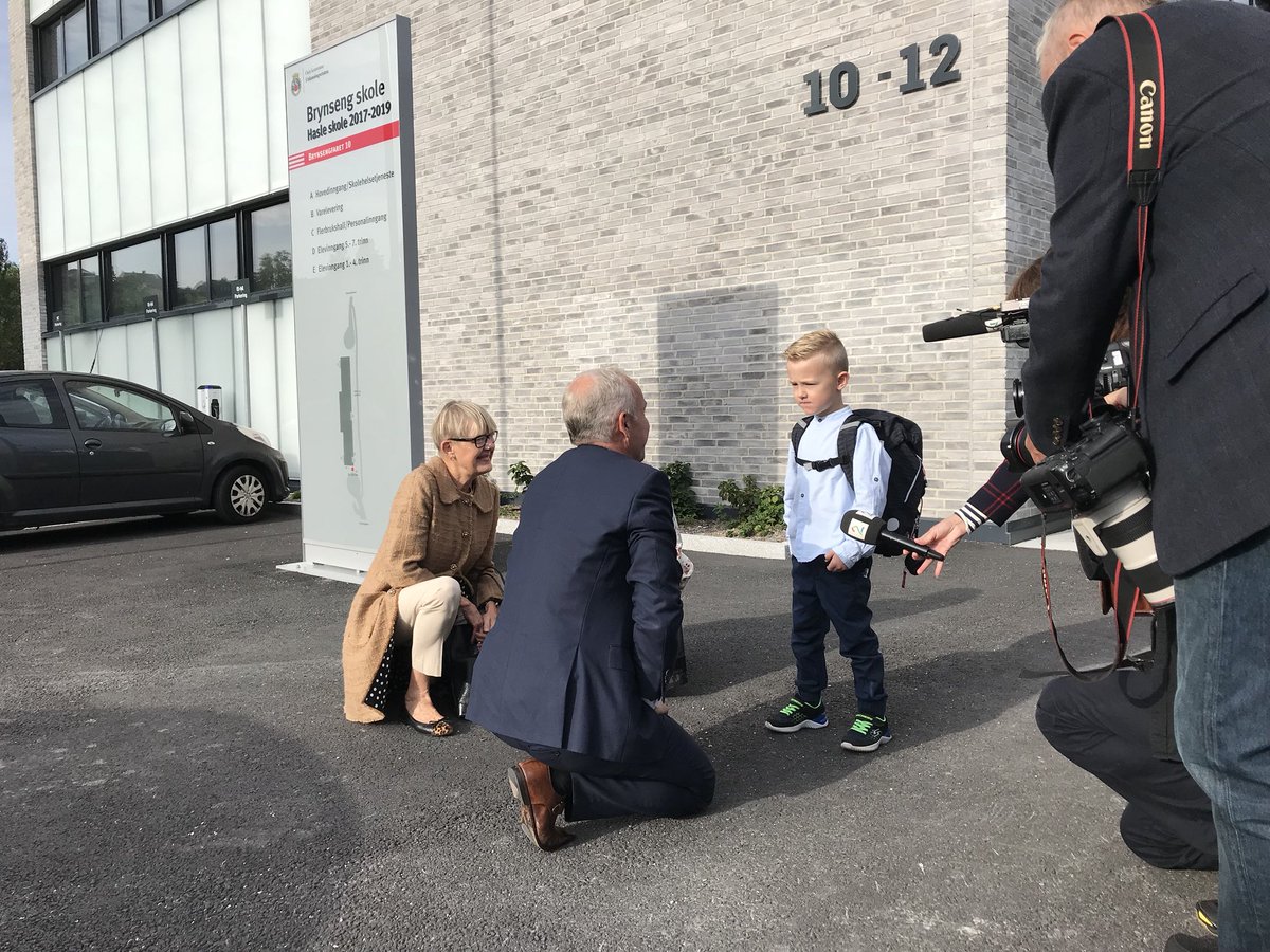 Velkommen til Osloskolen! Tobias tok i mot kunnskapsminister @jantoresanner og direktør Astrid Søgnen på Brynseng i dag. Lykke til, små og store!