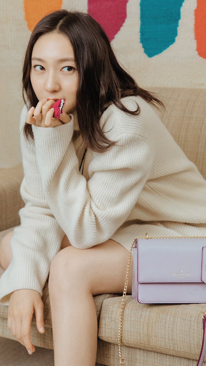 signalwithjung's tweet photo. 폴스부띠끄 룩북 크리스탈 배경화면 (750*1334) https://t.co/8CsXWaa5aI