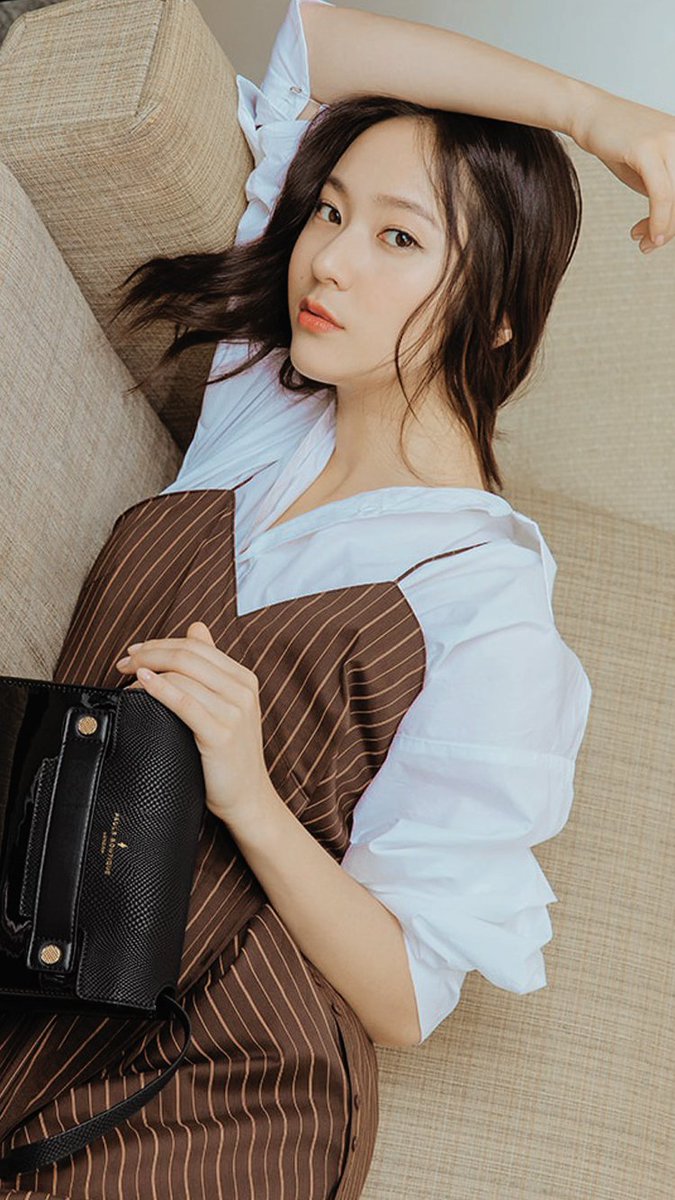 signalwithjung's tweet photo. 폴스부띠끄 룩북 크리스탈 배경화면 (750*1334) https://t.co/8CsXWaa5aI