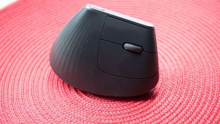 CNET's tweet photo. Logitech MX Vertical is a work of art first, a mouse second https://t.co/YEBk8LE9ib https://t.co/34E4ZKsXBu