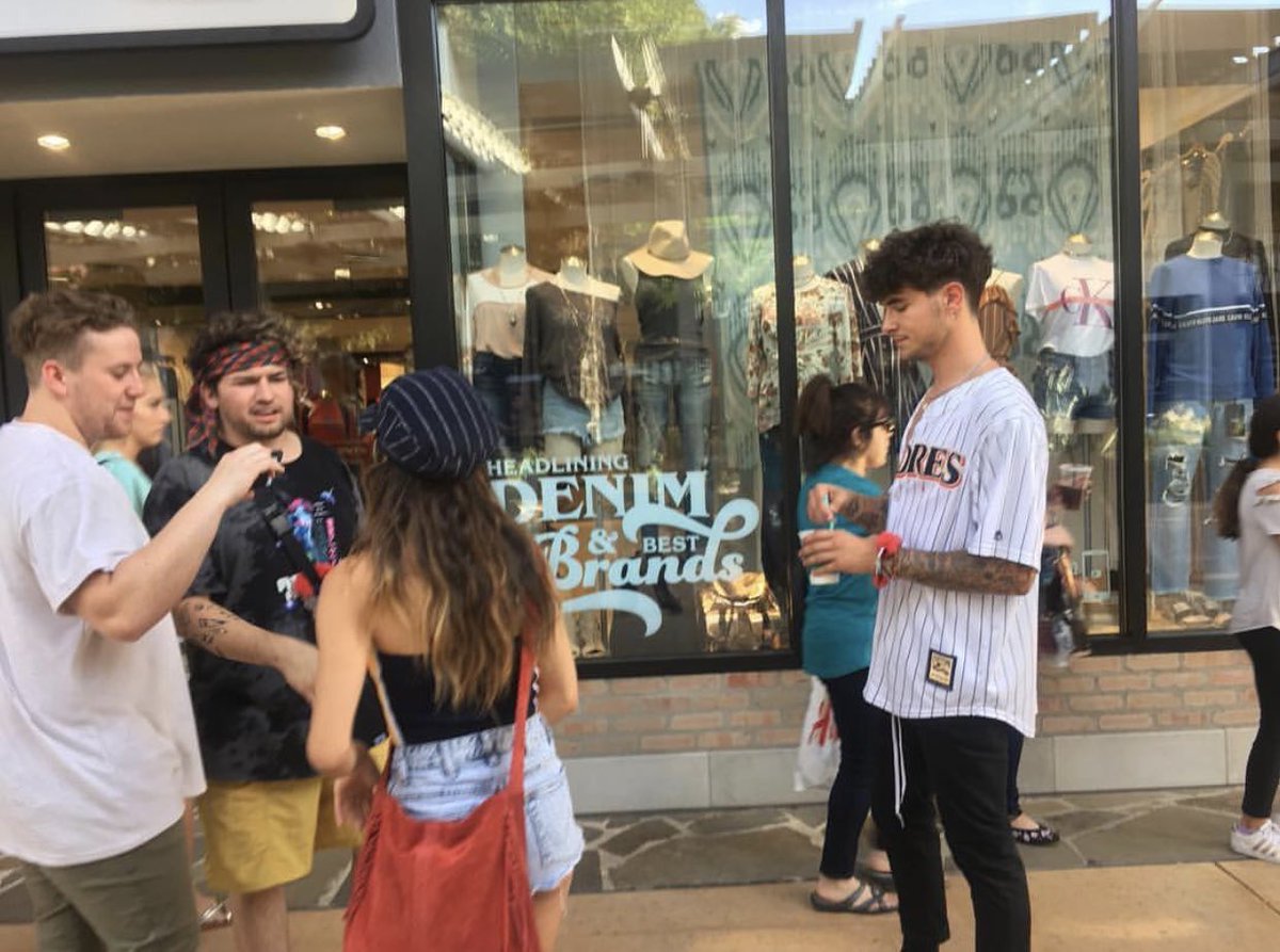 notetokian's tweet photo. kian is me when it comes to social gatherings https://t.co/280sTdVw4e