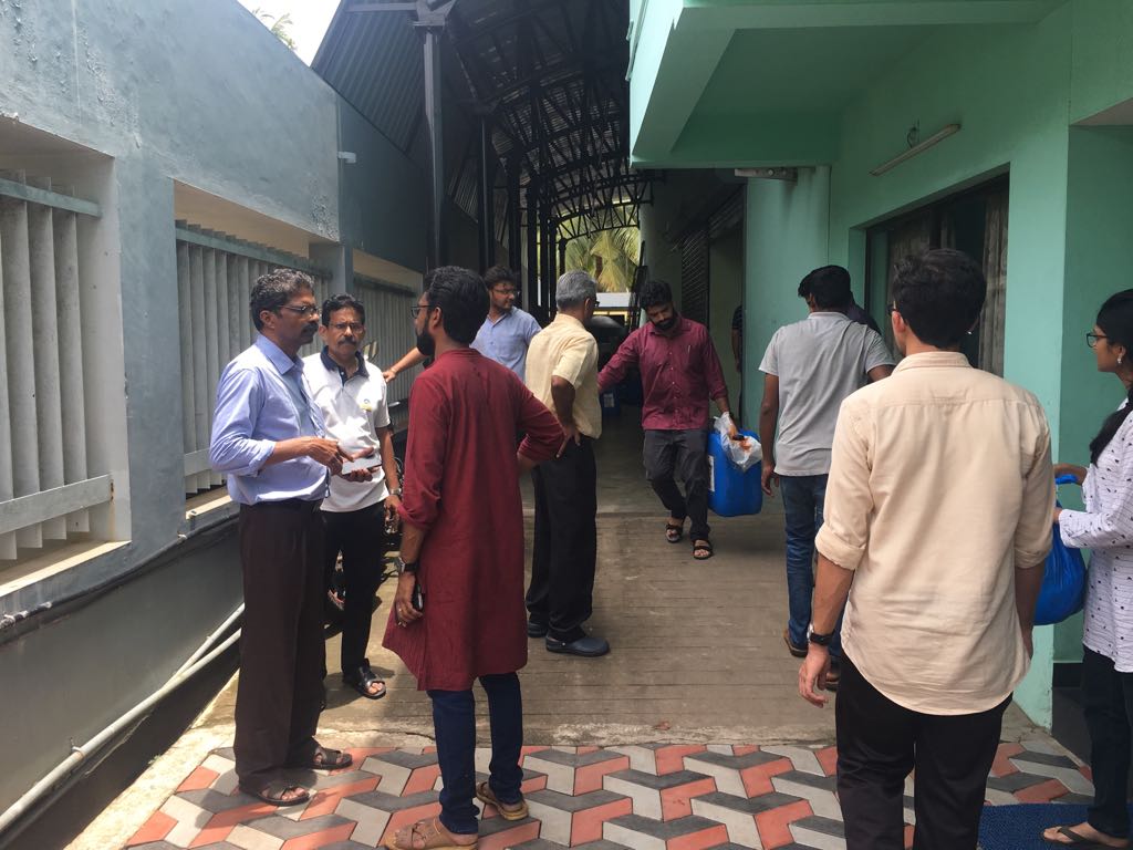 KochiRefinery's tweet photo. Reaching out as fast and as far as possible to #KeralaFlood relief camps. Volunteers of CROA of #BPCLKochiRefinery. https://t.co/jFdrQd6GYH