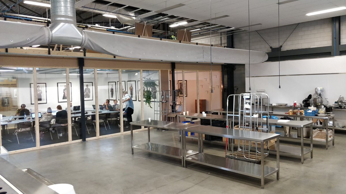 Het nieuwe lokaal voor de  studenten van <a href="/ColourKitchen/">The Colour Kitchen</a> staat niet 'dichtbij' maar 'in' de praktijk! #mbo #kok #opleiden #keuken, <a href="/SVO_Opleidingen/">SVOvakopleiding food</a>