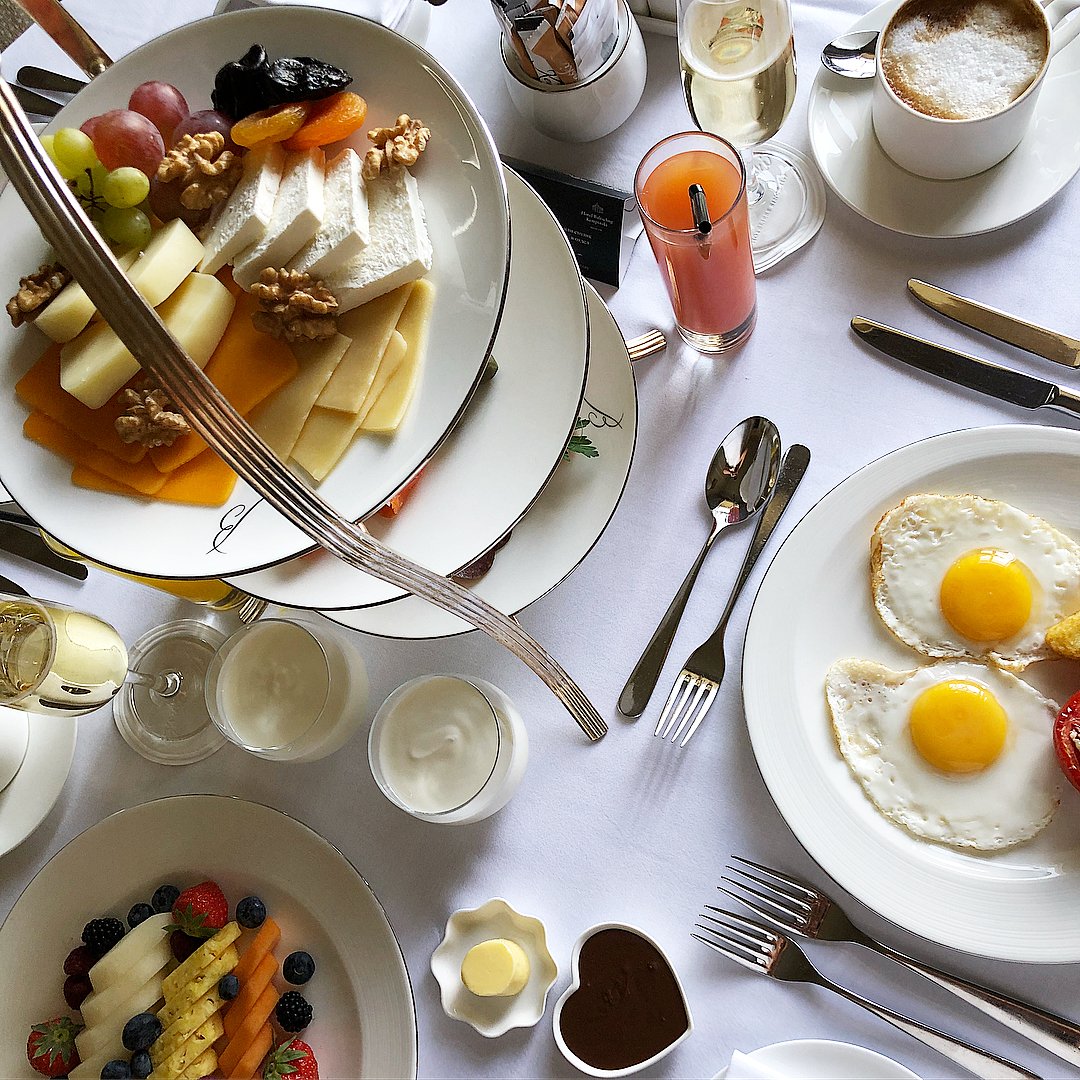 KateRivera_'s tweet photo. Завтракай - как королева. Обедай - как принцесса. Ужинай - как нищая. #kempinski #baltschug #moscow https://t.co/gqeDsDuFW0