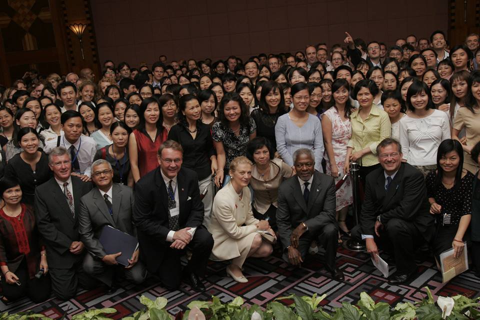UNDPVietNam's tweet photo. Sharing photos of @KofiAnnan and his wife 📌visiting the Temple of Literature in #HaNoi (photo: Nhan Sang/VNA); and 📌with UN staff in #VietNam in May 2006. 
❤️@UNVietnam held a Minute's Silence to commemorate the life of the great leader. Video link: https://t.co/hDMmujZ37V https://t.co/5vHeLzaYHg