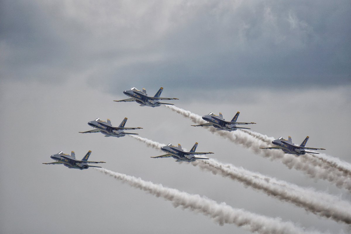 Speedtown4's tweet photo. A few I snapped of the @BlueAngels at the Terre Haute Air Show. #BlueAngelsFly https://t.co/ZYWqurUi54