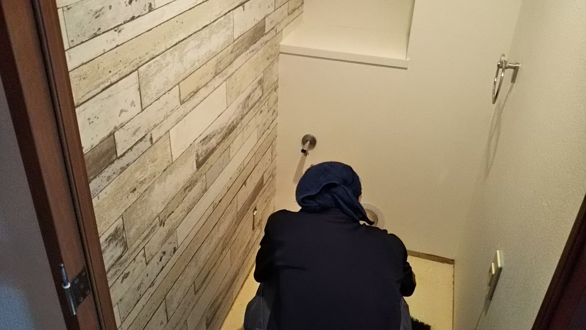 アスマイルリフォーム店長 Twitterissa 加茂町のトイレリフォームですが壁紙 が貼り終わりました あとは床を貼り替えて新しい便器を設置していきますがアクセントの壁紙がおしゃれですね