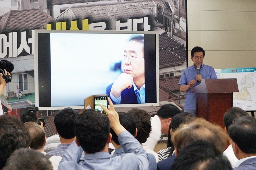 Beautylogs's tweet image. #시민과_동고동락_강북지원정책
#박원순시장_삼양동에서_세상을_보다

삼양동 옥탑방 한달살기 박원순 시장 한달살기 끝~~ 강북지원정책 발표회
#도시가_바뀌면_나라가_바뀌고_
#나라가_바뀌면_세상이_바뀐다
다 같이 잘사는 세상 공동체가 정답이며. 그런 세상 꼭 만들어주길 바래본다~^^

#서울시