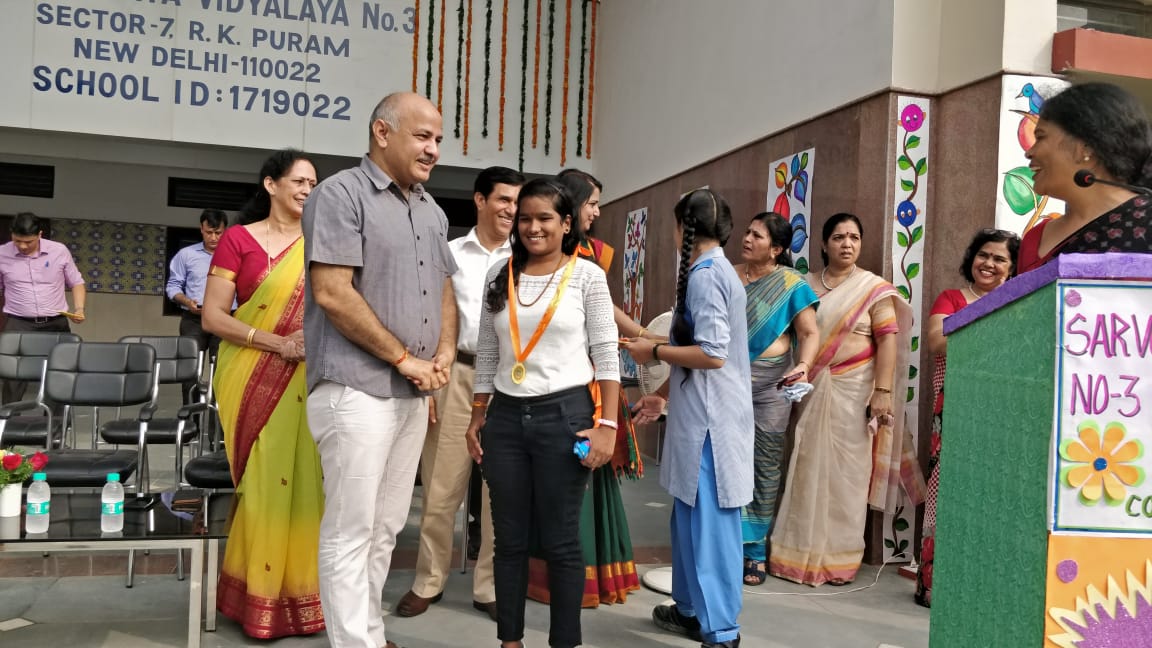 AAPDelhi's tweet image. . @Minister_Edu @msisodia visited a govt school to take feedback on the #HappinessClass directly from the kids.