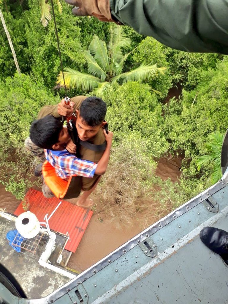 SajuKpn's tweet photo. Real Life heroes who came like a storm &amp; saved people when they really needed help #KeralaFloodRelief.Heart touching images of their resilience, courage &amp; bravery

A Big Salute to the soldiers of #IndianArmy #IndianNavy #IndianAirforce , teams of #NDRF #CoastGuards at #OpsMadad https://t.co/ScTF0ACNWk