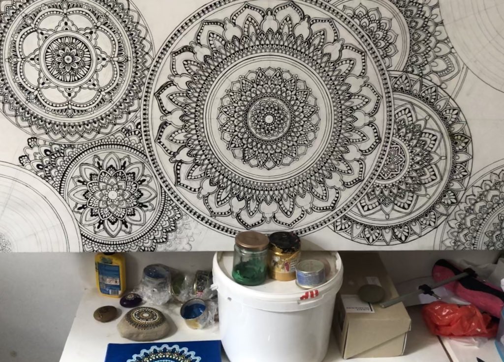 amyphillipsart's tweet photo. It’s slow going on this massive canvas but I’ll get there! #mandala #mural #bigcanvas #happinessmandala #wip #blackandwhite #artforsale https://t.co/GaYwWoyCIA