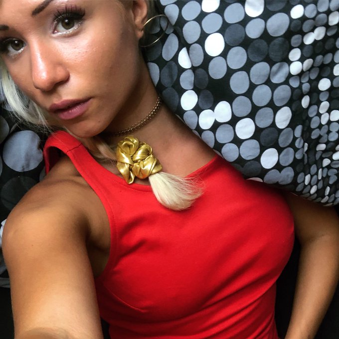 Woke up in gold and red 😚🌆 Ich w&uuml;nsche euch einen tollen Start in die Woche! M&ouml;ge die Monday-Power mit<a href="/tag/girl"class="tags"><span>#girl</span></a><a href="/tag/happy"class="tags"><span>#happy</span></a><a href="/tag/bed"class="tags"><span>#bed</span></a><a href="/tag/morning"class="tags"><span>#morning</span></a><a href="/tag/sunkissed"class="tags"><span>#sunkissed</span></a><a href="/tag/gold"class="tags"><span>#gold</span></a><a href="/tag/monday"class="tags"><span>#monday</span></a>