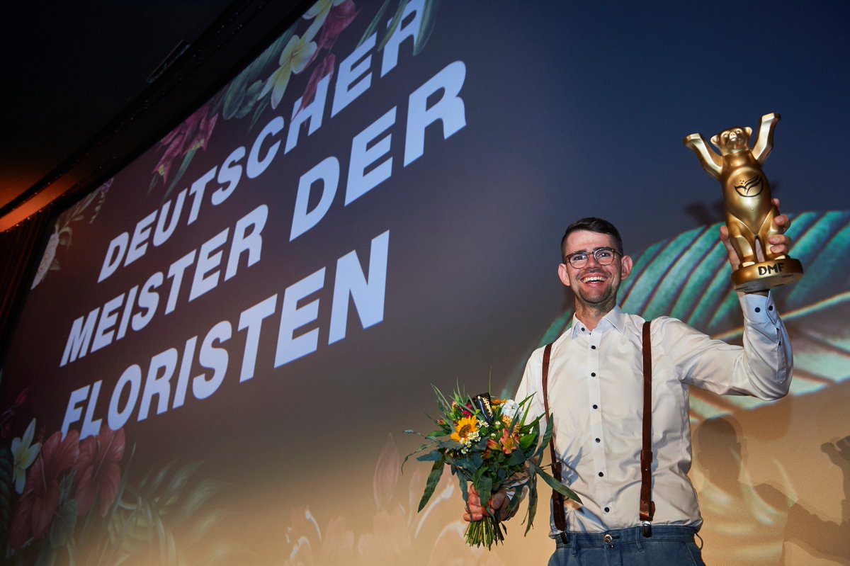 Am vergangenen Wochenende wurde der neue Deutsche Meister der Floristen gekürt. Herzliche Gratulation, Michael Liebrich! 😍👏

Foto: obs/Fleurop AG/Yves Sucksdorff presseportal.de/pm/44021/40381…