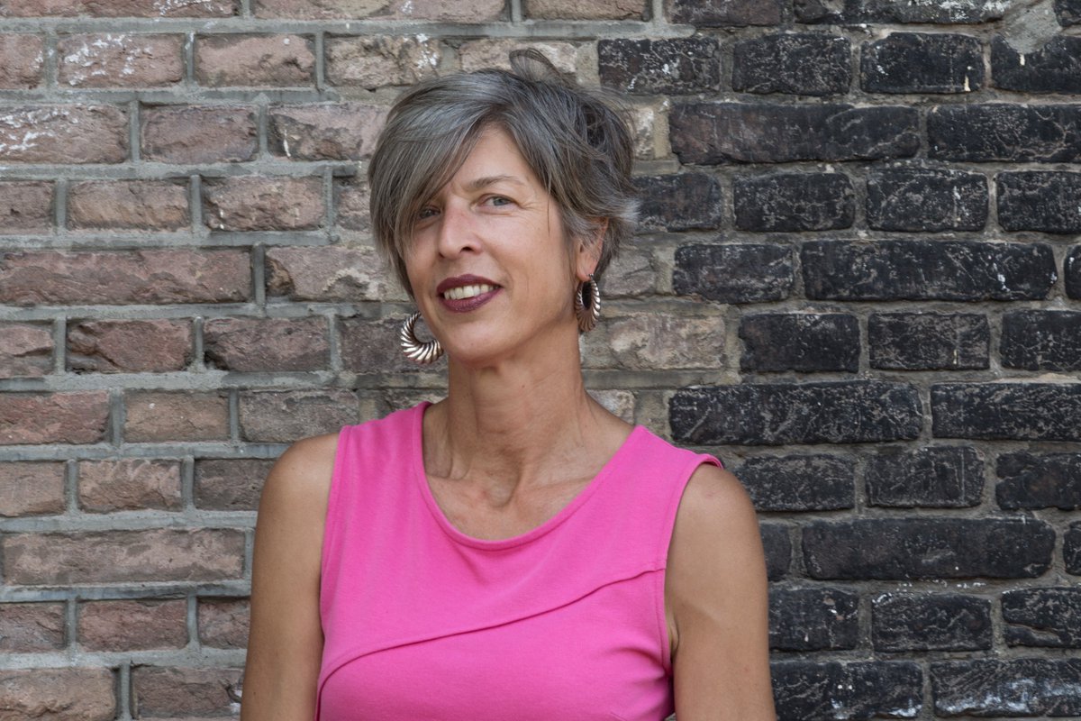 "Hallo, ik ben Atty Bax en ik neem deze week het stokje over. We hebben een heel leuke week voor de boeg! Over #kunst, #welzijn en #zorg. We openen de expo Who Cares Now? en we presenteren een gloednieuw #magazine We Care!"  Volg Atty via Instagram > tinyurl.com/ycrmtzw7