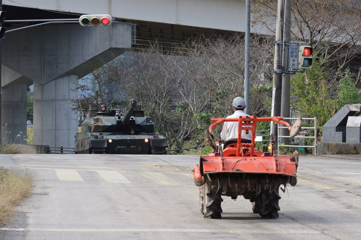 大阪桐蔭Vs金足農業を、戦車Vsトラクターに例える大喜利 - Togetter