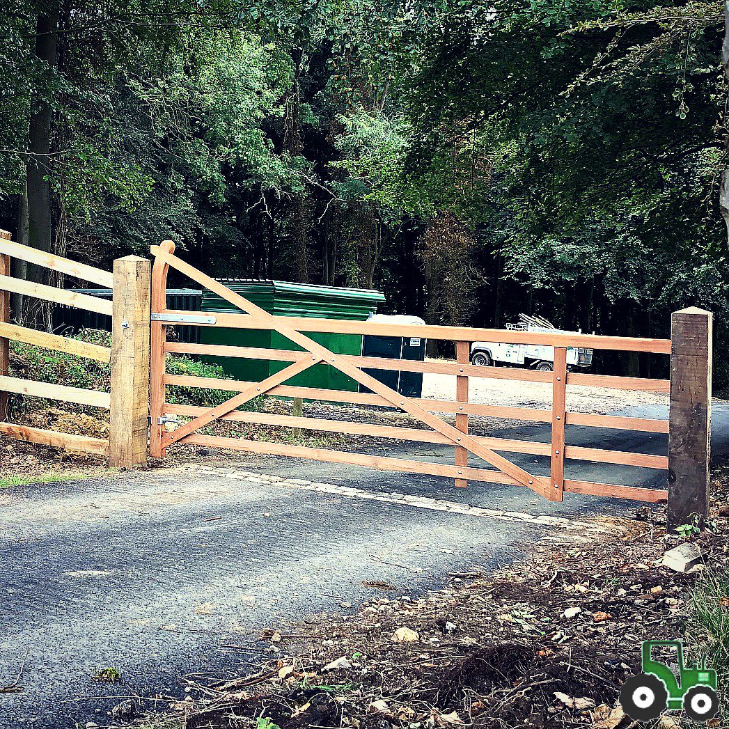 Paddock_service's tweet photo. Just hung! This turned heel hardwood gate set on oak posts - all ready for the installation of a solar powered opening system ✅
#solidwood #oakposts #gateway #solarpowered #jobwelldone #woodenfence #yard #fencing #gates #paddock #mowing #topping #constuction #cropspraying https://t.co/88qrWv8EEO