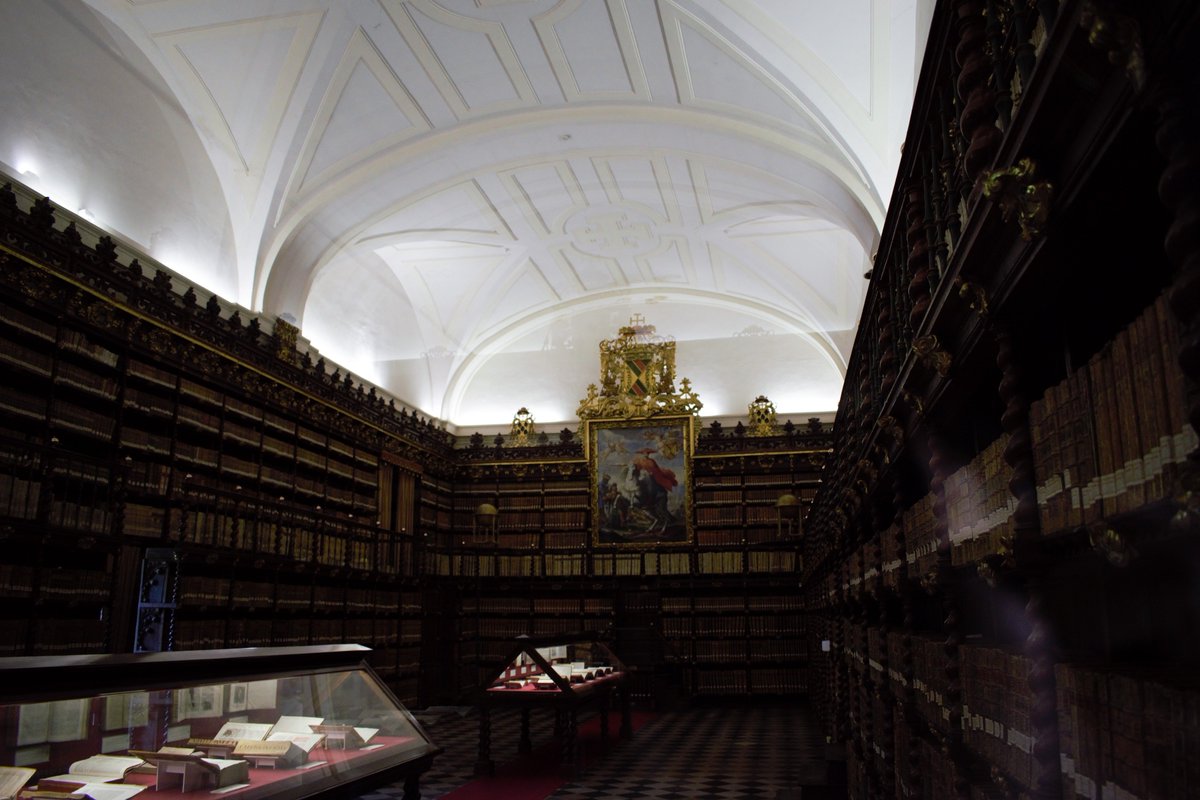 Una de las dependencias mas importantes del Colegio - Palacio de Santa Cruz #Valladolid es su #BibliotecaHistórica Aquí podéis ver su acceso e interior
