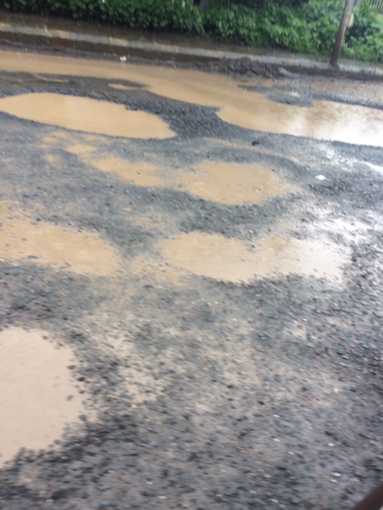 gvibs6's tweet photo. @ThaneCity @thanecityonline @SJaiswal_IAS @ImThanekar @thane_now location: midc airoli near Capgemini knowledge park... we face challenge in daily commute due to pathetic Road condition! This road is very busy bcz of many IT companies there! Daily traffic problems due to potholes https://t.co/Ff6AumbMg2