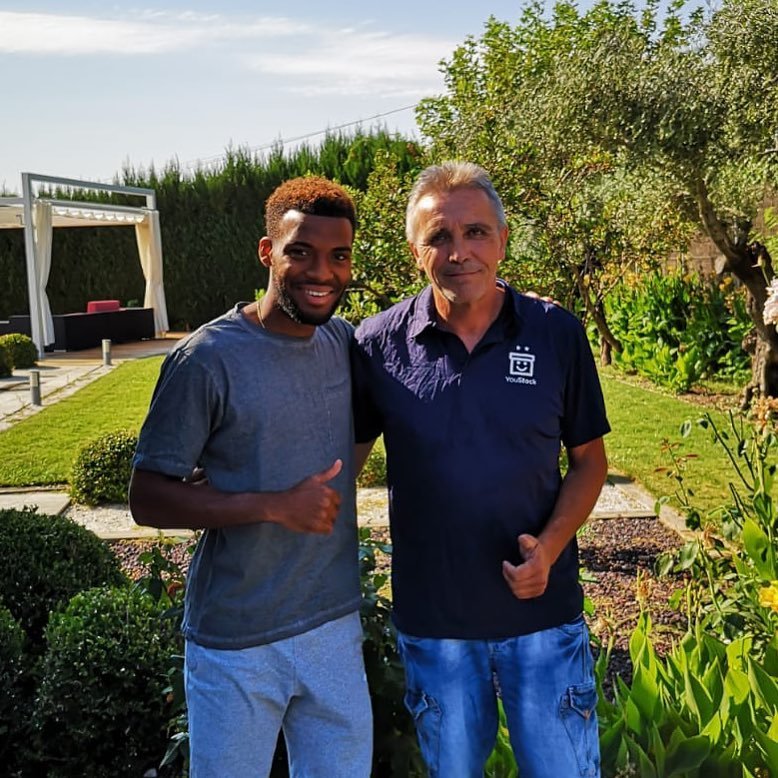 YouStock (@youstockfr) on Twitter photo Déménagement de Monaco à Madrid 🚚, notre champion du monde ⭐️⭐️ Thomas Lemar et sa famille sont maintenant bien installés à Madrid. Courage pour cette nouvelle saison Thomas⚽️ 🇪🇸 « Merci YouStock 📦 » <a href="/AS_Monaco/">AS Monaco 🇲🇨</a> process.youstock.fr Déménagement de Monaco à Madrid 🚚, notre champion du monde ⭐️⭐️ Thomas Lemar et sa famille sont maintenant bien installés à Madrid. Courage pour cette nouvelle saison Thomas⚽️ 🇪🇸 « Merci YouStock 📦 » <a href="/AS_Monaco/">AS Monaco 🇲🇨</a> process.youstock.fr