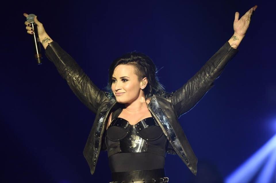 ChSwift's tweet image. Happy birthday to my favourite person in whole the world @ddlovato it sucks that instead of celebrating your battling your demons, but you will come out the other side even stronger! #weloveyoudemi #StayStrongDemi #HappyBirthdayDemiLovato 🎂🎈🎁🎉