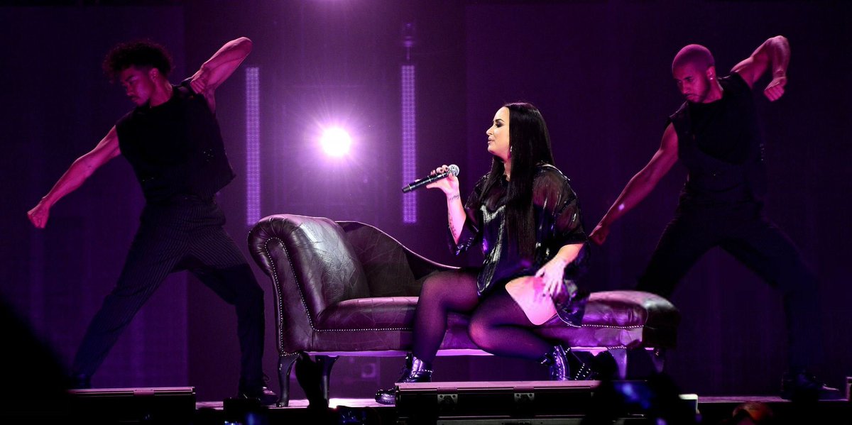 ChSwift's tweet image. Happy birthday to my favourite person in whole the world @ddlovato it sucks that instead of celebrating your battling your demons, but you will come out the other side even stronger! #weloveyoudemi #StayStrongDemi #HappyBirthdayDemiLovato 🎂🎈🎁🎉